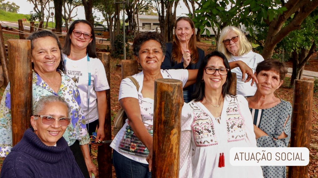 Grupo de mulheres costureiras e artesãs