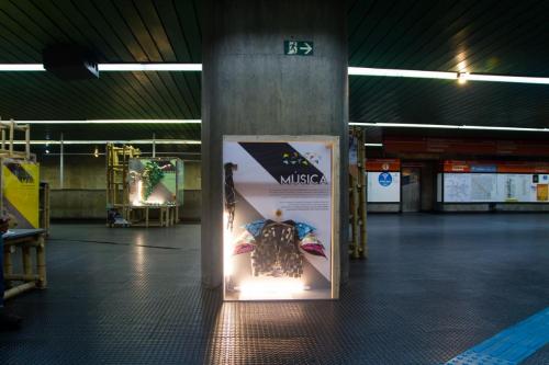 Totem da exposição O Mundo de tludi na estação Santa Cecilia do metrô de São Paulo